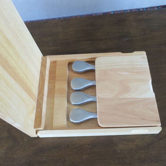 Patriots Theme Cheese Cutting Board & Tool Set - Picture 4 of 6